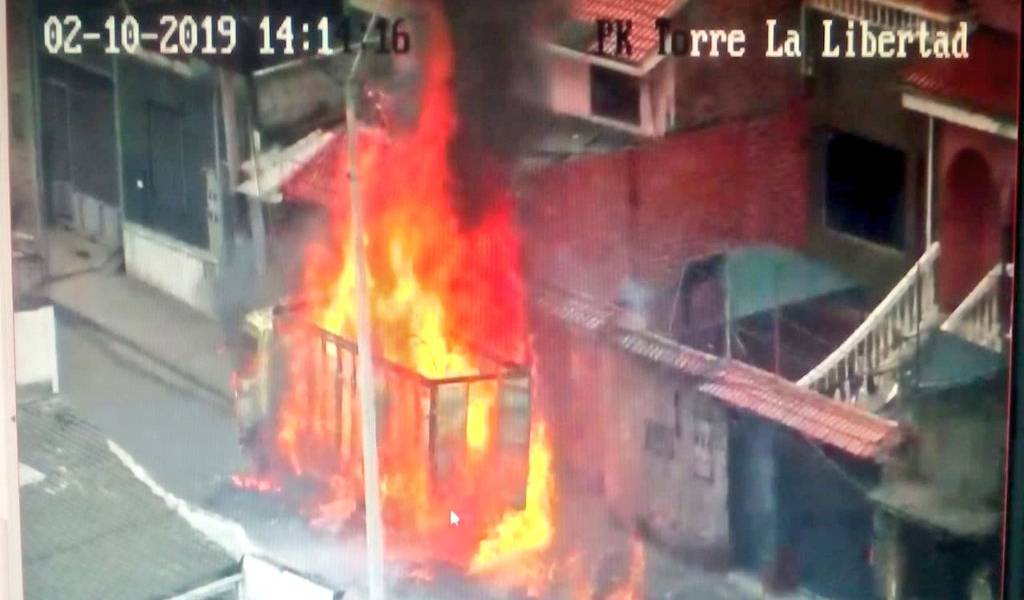 Una calle en llamas alarmó a moradores de Cuenca