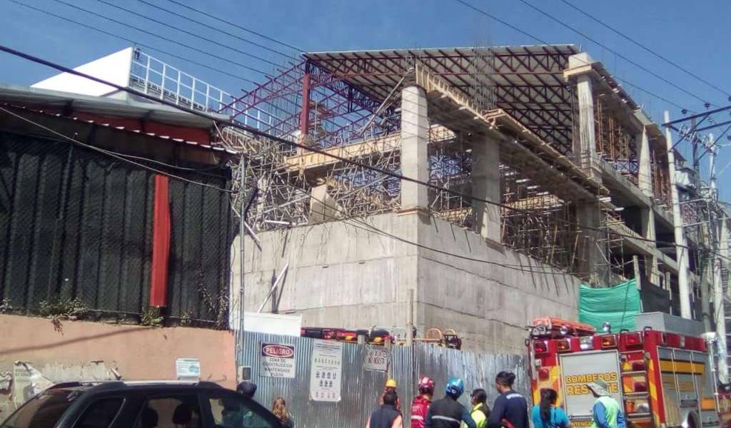 4 heridos tras colapso de construcción en Quito