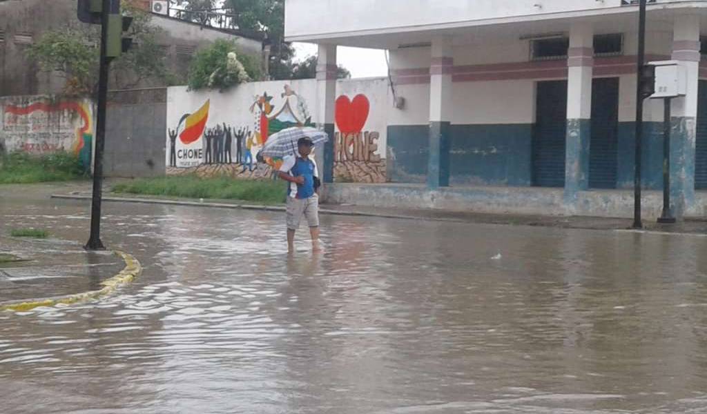 Al menos 15 barrios de Manta afectados por intensa lluvia este fin de semana