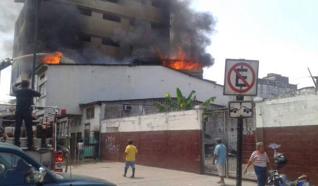 Incendio en el centro de Guayaquil fue atendido y controlado