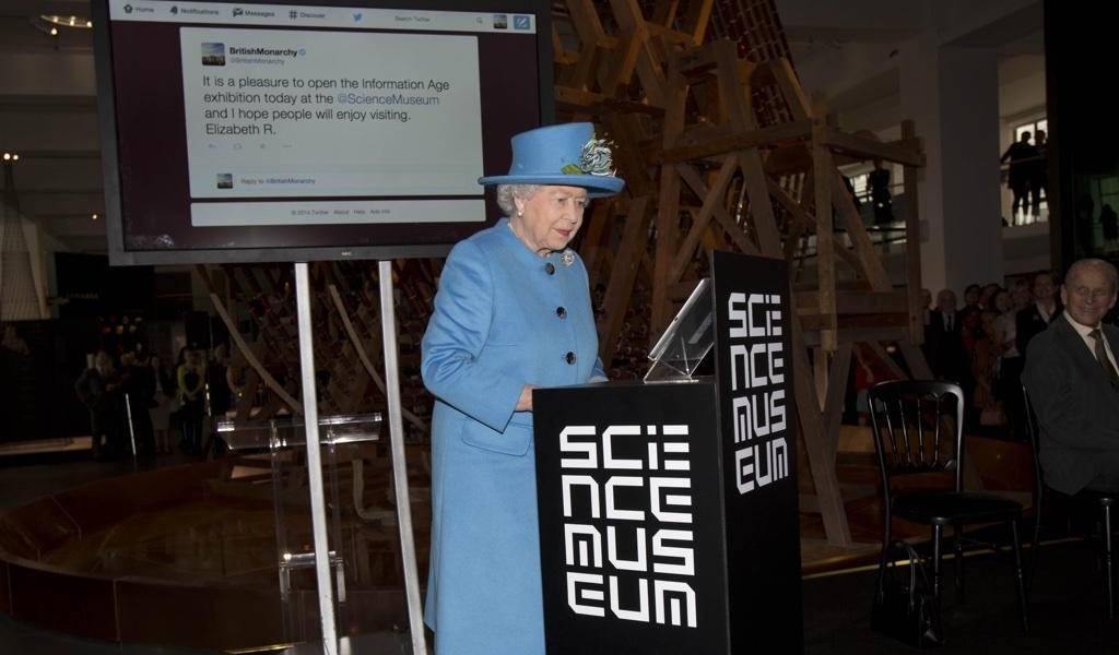 La Reina Isabel II de Inglaterra debuta en Twitter