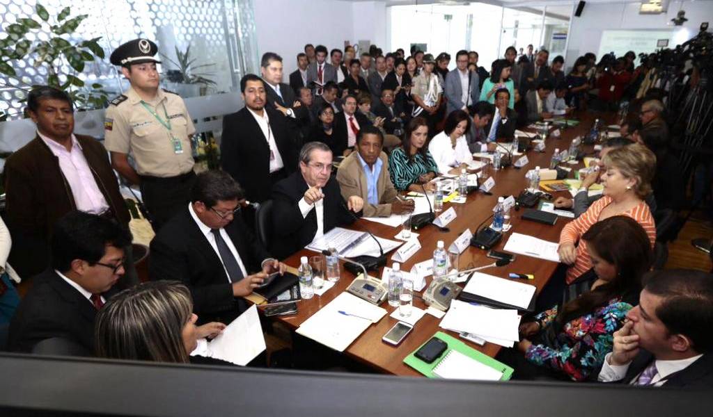 Ministros explican en Asamblea reformas al Issfa entre plantones