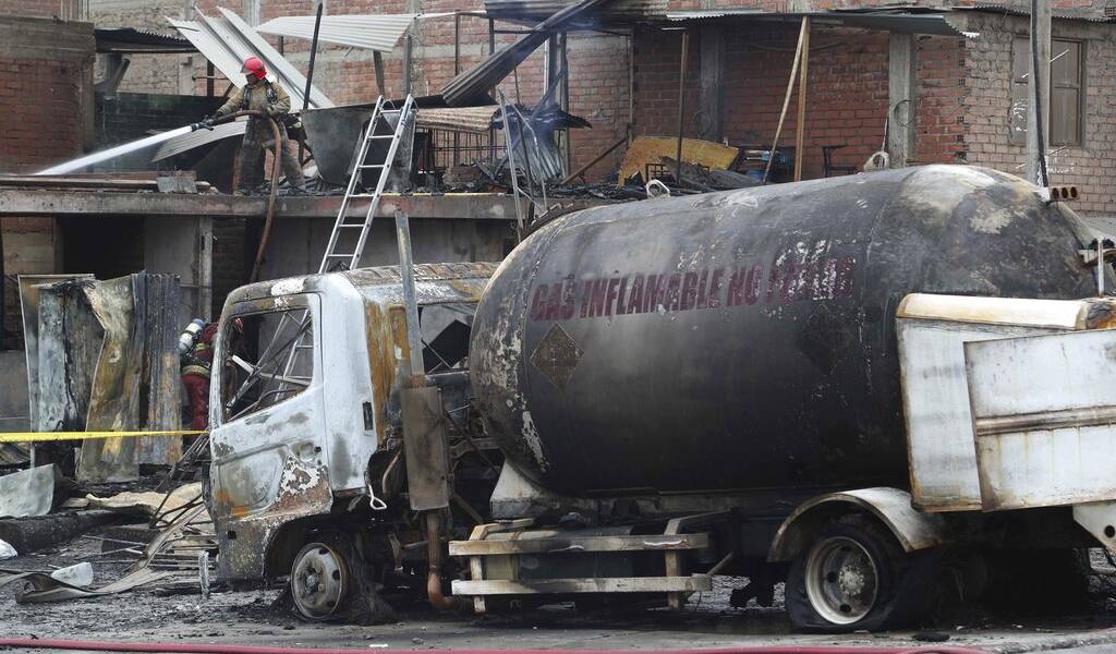 Dos muertos y más de 30 heridos por explosión de camión de gas en Lima