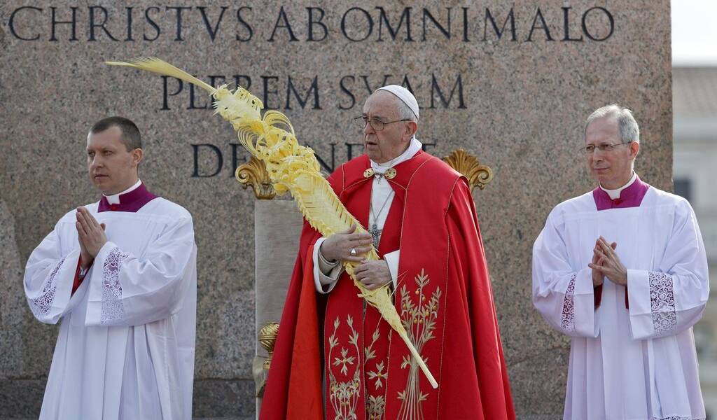 El papa Francisco bendice palmas en Semana Santa