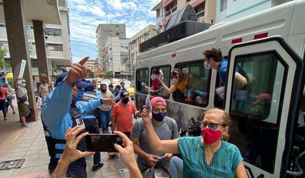 Actores de Sí Se Puede entregaron mascarillas en Guayaquil