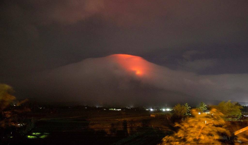 Casi 15.000 evacuados por un volcán en erupción en Filipinas