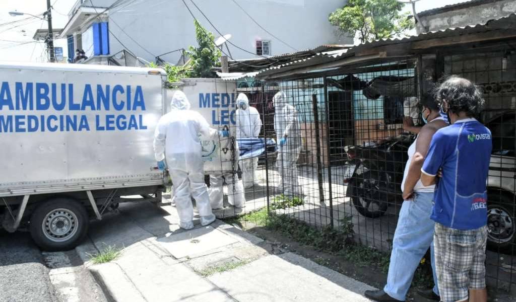 500 cadáveres recogidos en una semana en Guayaquil