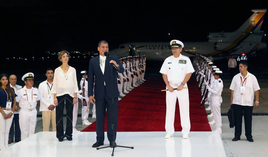 Correa: "Estamos a las órdenes de Colombia para construir la paz"