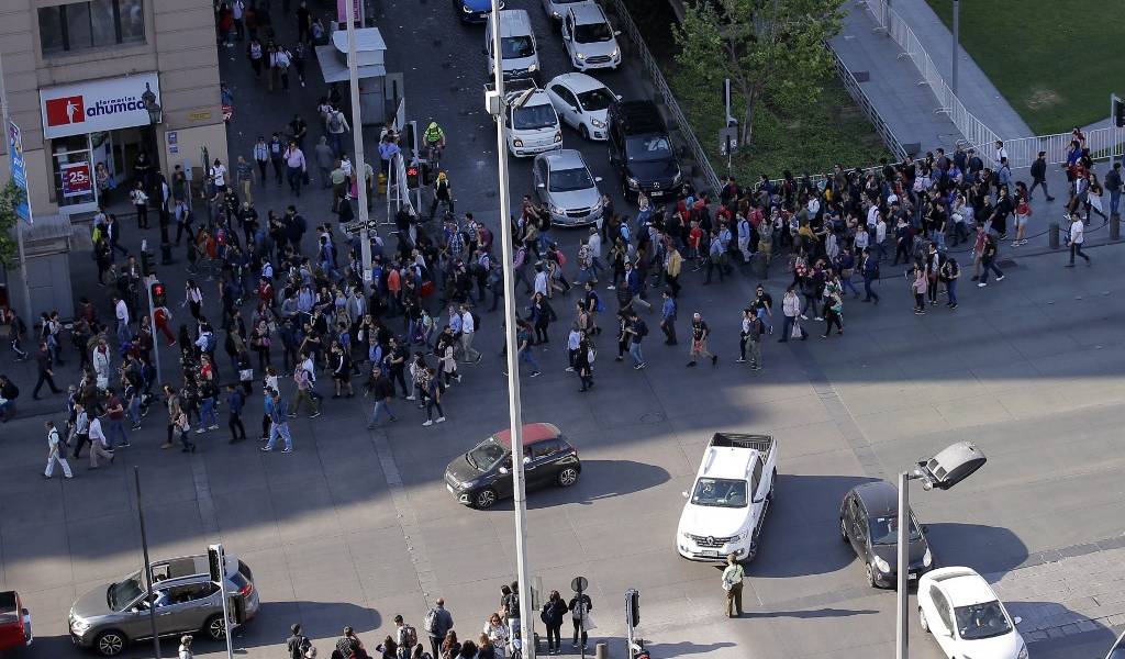 Santiago en caos tras protestas por aumento de tarifa del Metro