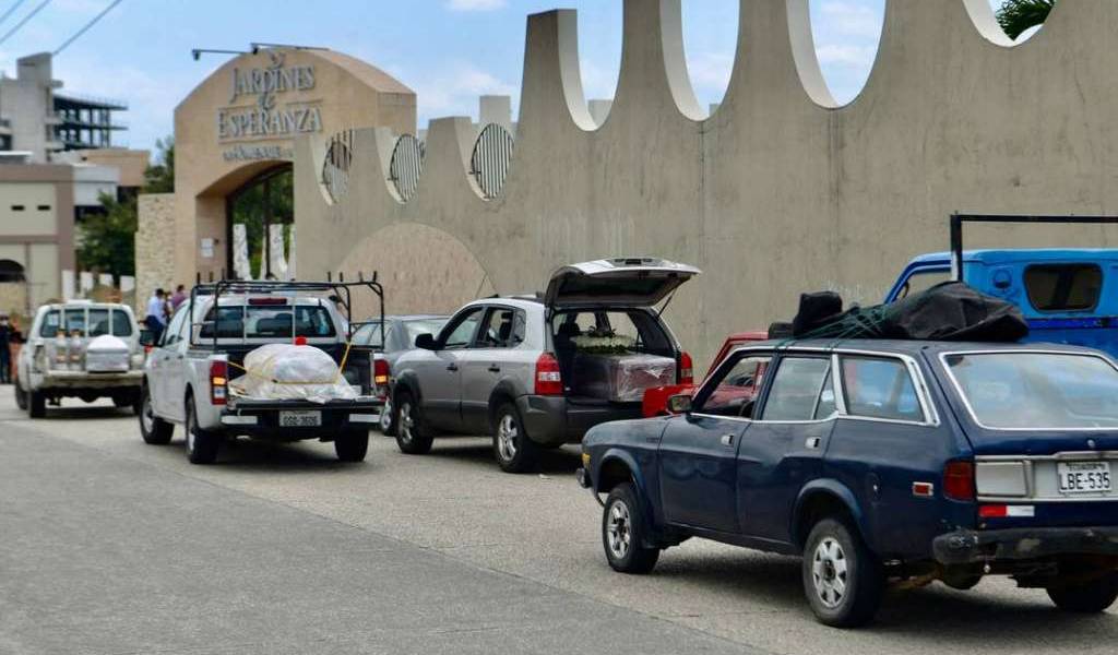 Guayaquil solicita más vacunas, tras alarmante aumento de muertos diarios por COVID-19