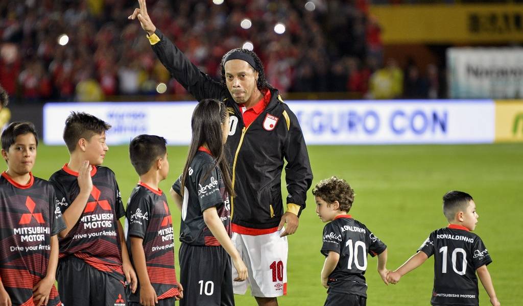 Ronaldinho da asistencia en partido homenaje en Colombia