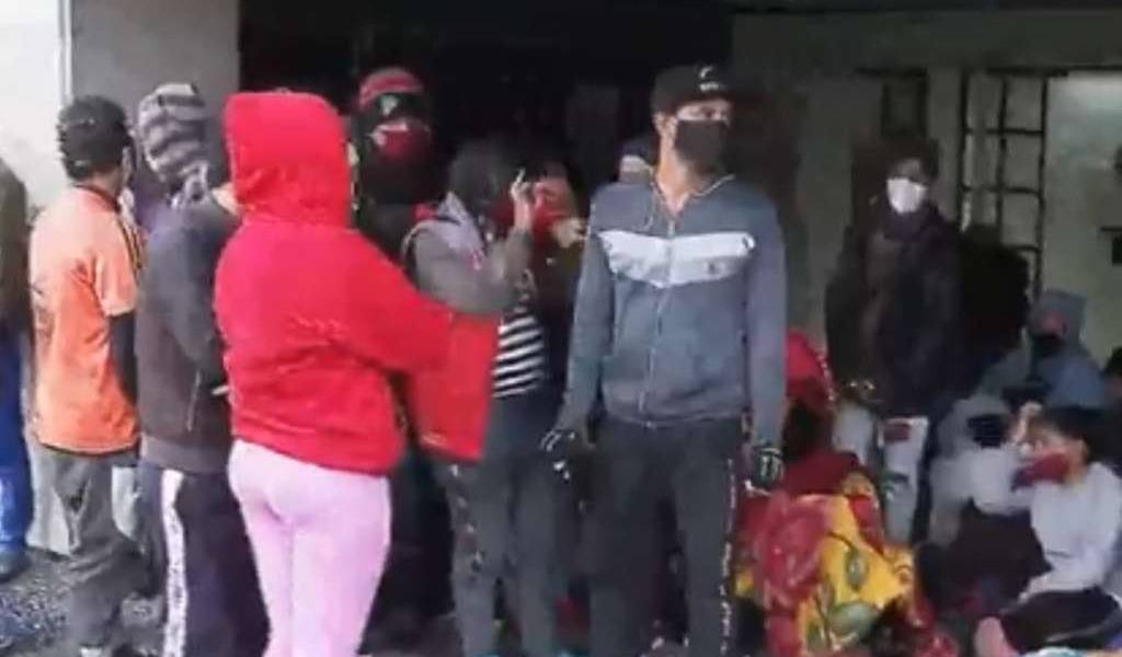 Venezolanos duermen fuera de la embaja de su país en Quito esperando ayuda para regresar