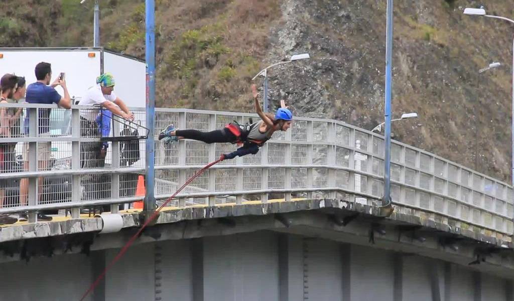 Municipio de Baños suspende actividad de salto del puente tras muerte de joven