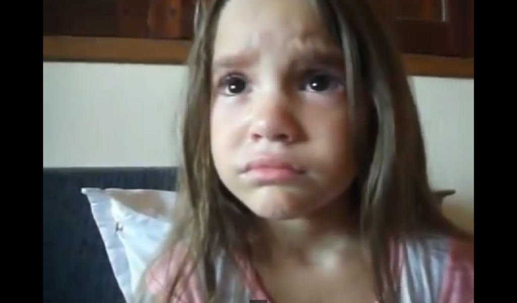 Una niña llora desconsoladamente porque no es negra