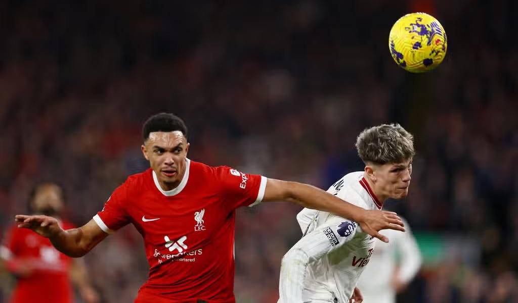 El Liverpool perdona a un pobre Manchester United y cede la punta al Arsenal