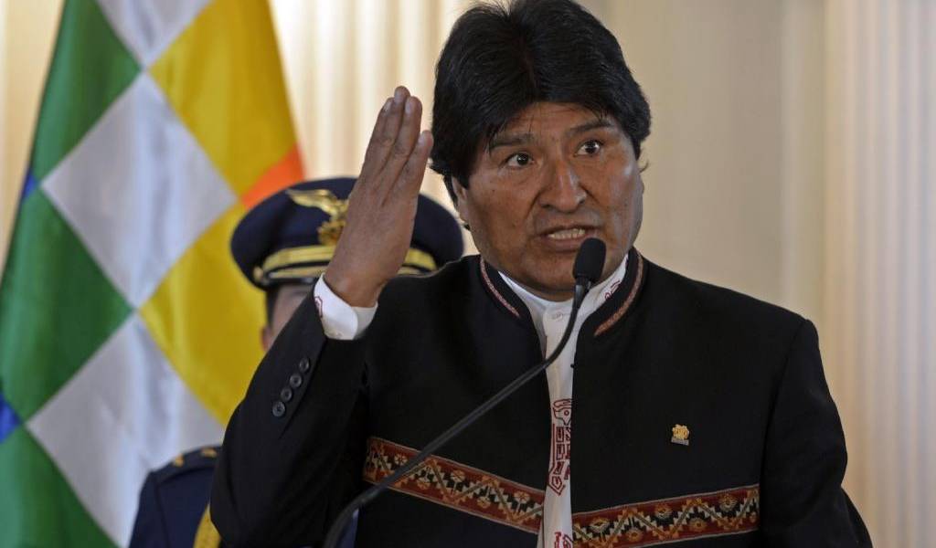 Evo Morales pide prohibir celulares en horas de clase en Bolivia
