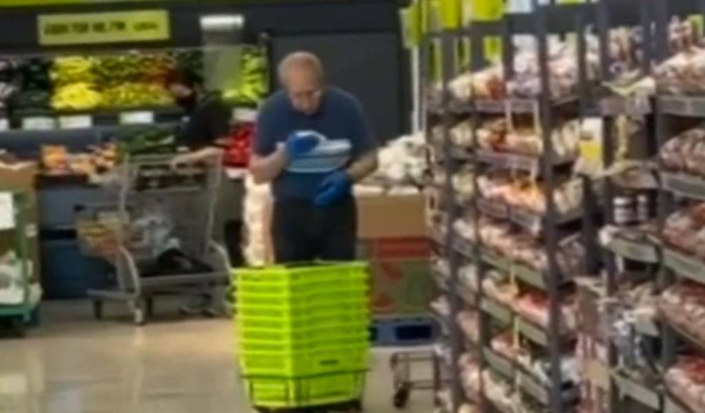 Empleado limpia canastas con su saliva