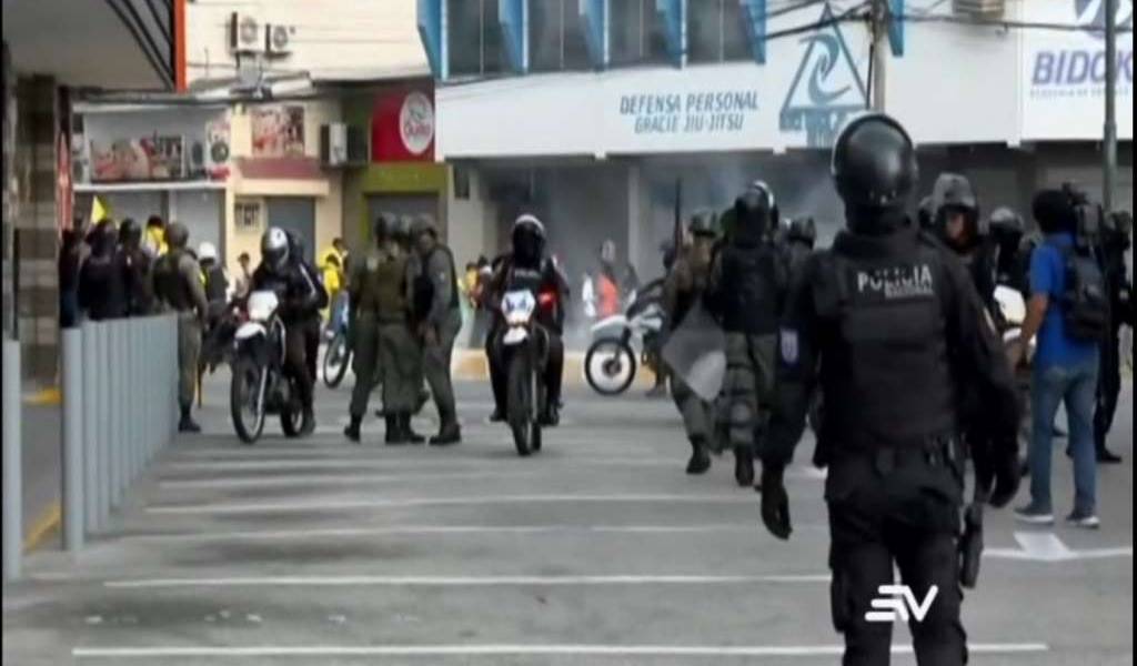 Enfrentamientos cerca de Gobierno Zonal de Guayaquil