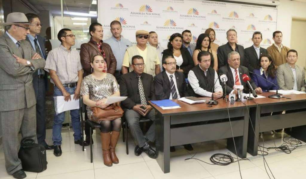 Gestión y candidatura de la canciller abren dos frentes