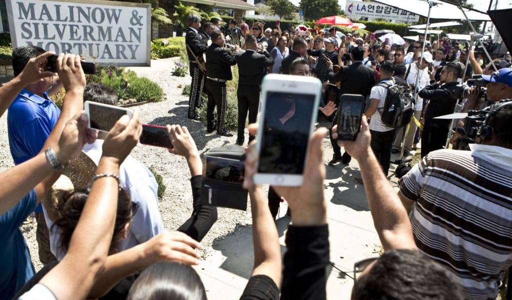 Cuerpo de Juan Gabriel, trasladado a aeropuerto de Los Ángeles