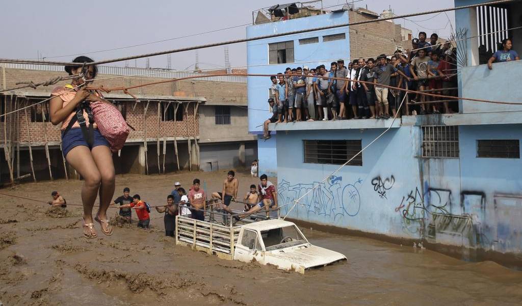 Las enfermedades acechan zonas devastadas por inundaciones en Perú