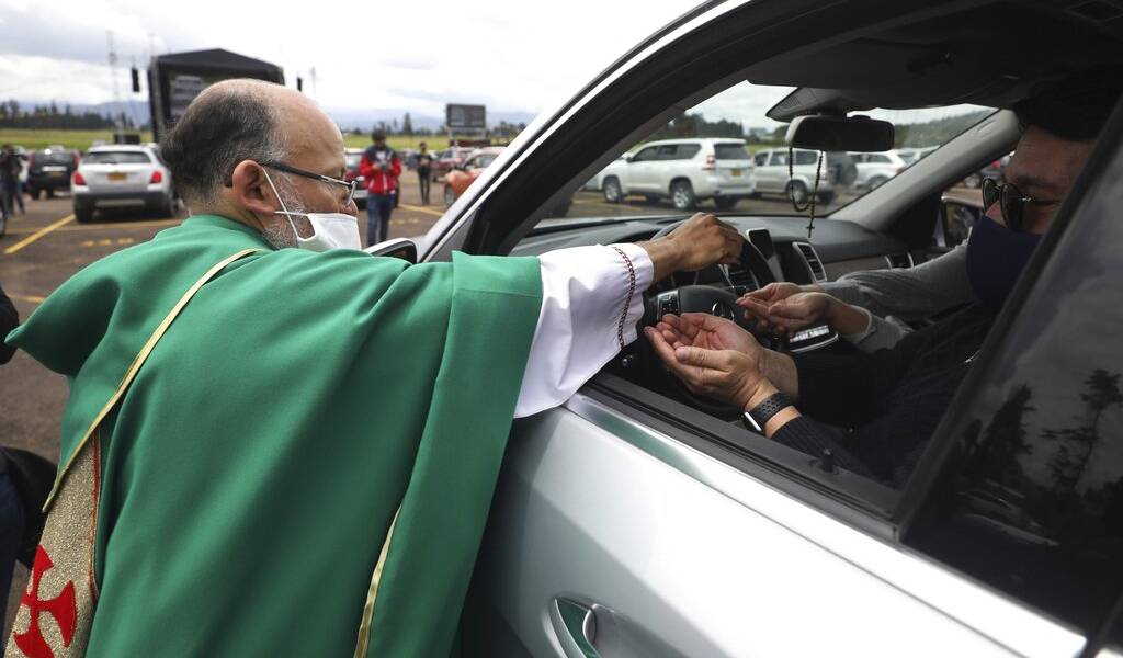 Colombia: Sacerdote oficia misa a fieles en automóviles