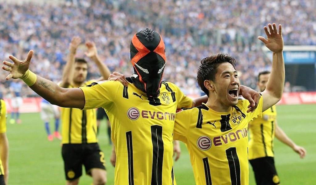 Aubameyang celebra gol con su nueva máscara