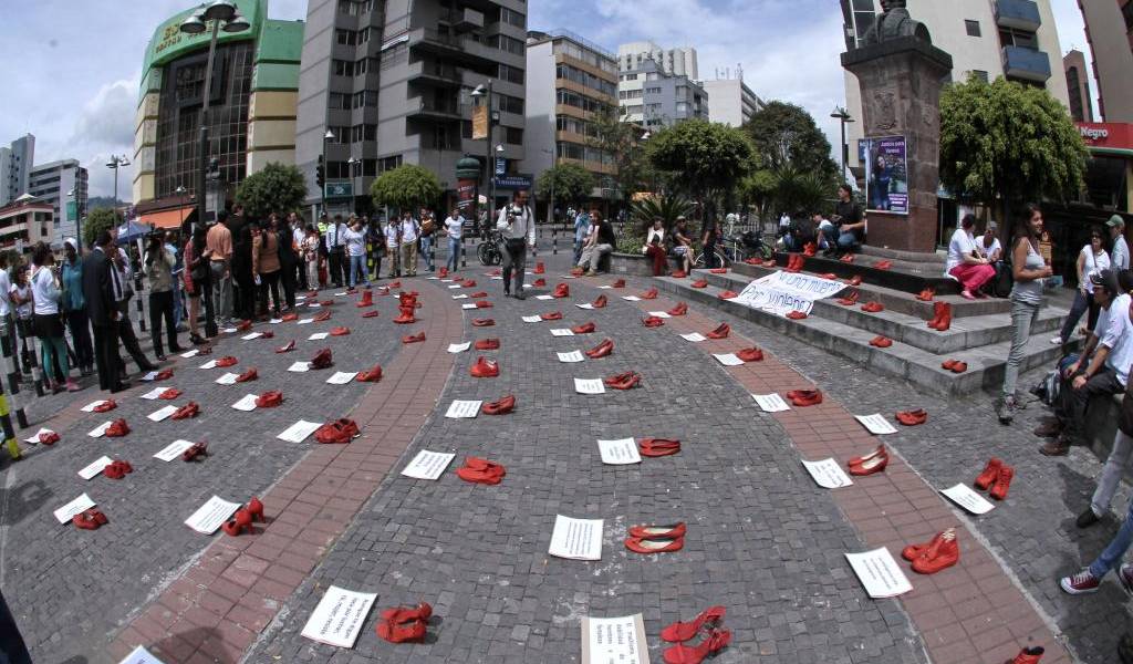 Con zapatos rojos piden “Justicia para Vanessa” en las calles de Quito