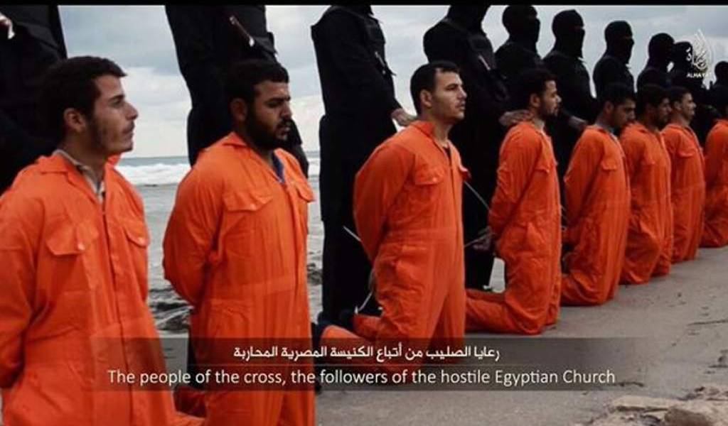 El EI difunde un video en el que ejecuta a una veintena de cristianos egipcios