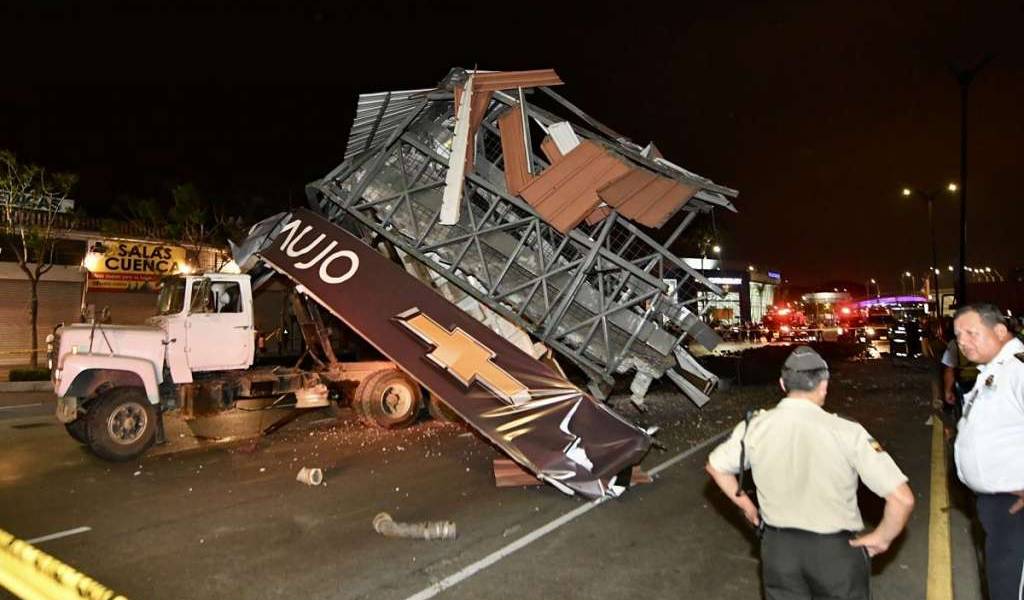 Chofer que derrumbó paso peatonal en Guayaquil tenía 7,5 puntos en licencia