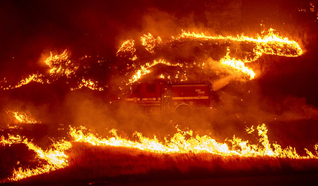 California: incendio con llamas de más de hasta 90 m