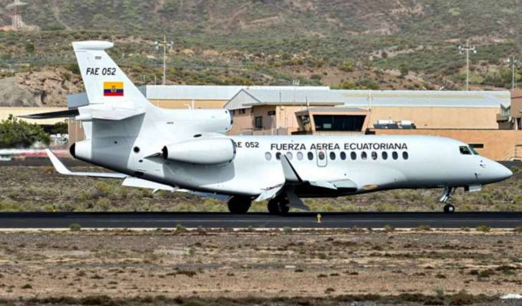Envían a Fiscalía informe con indicios penales contra Correa por uso de aviones