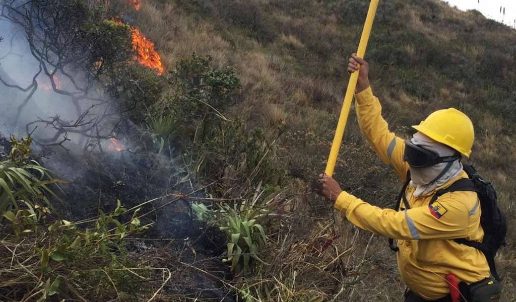 Persiste incendio en la Reserva Geobotánica Pululahua