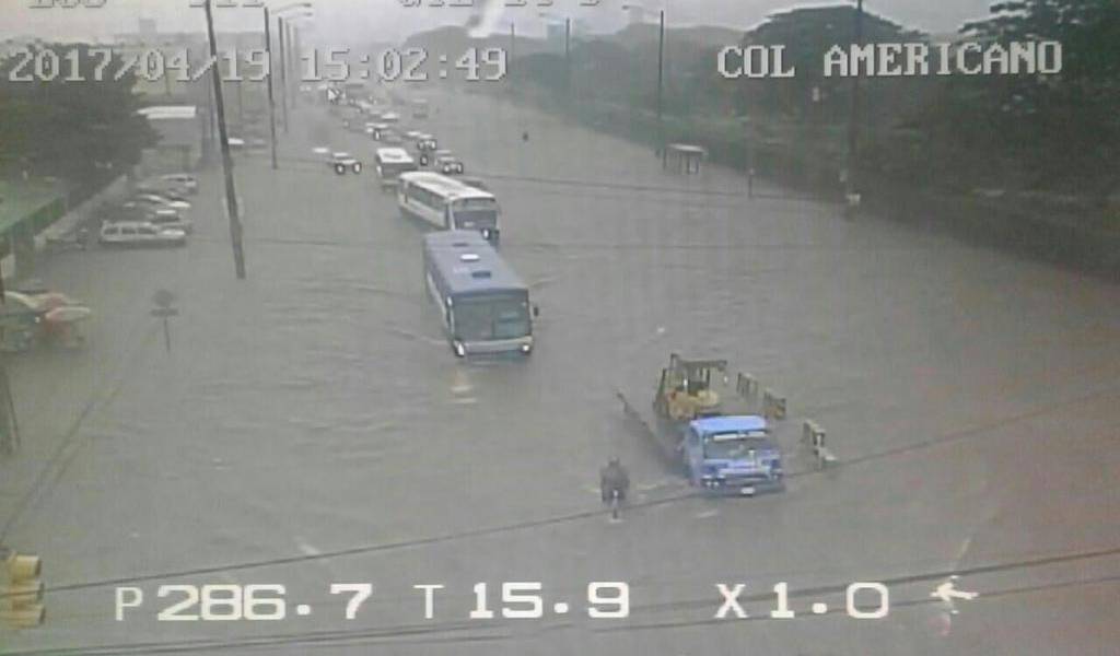 Fuerte lluvia inunda algunas zonas de Guayaquil