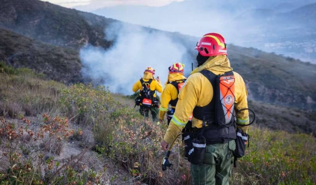 80 bomberos de otros cantones se unieron a labores en el cerro Casitagua