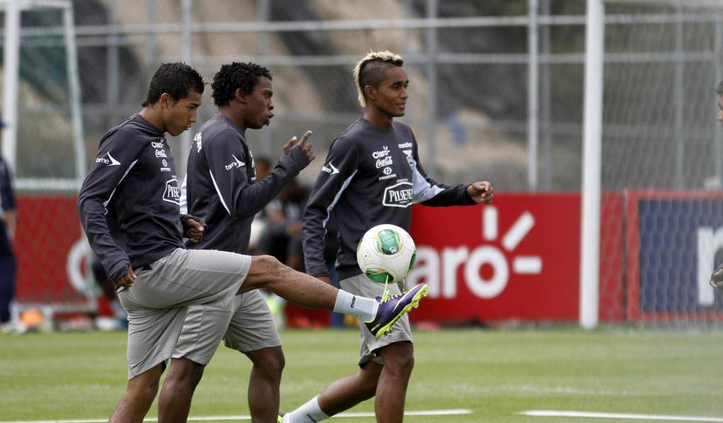 La &#039;Tri&#039; completa entrena a puertas cerradas en la Casa de la Selección