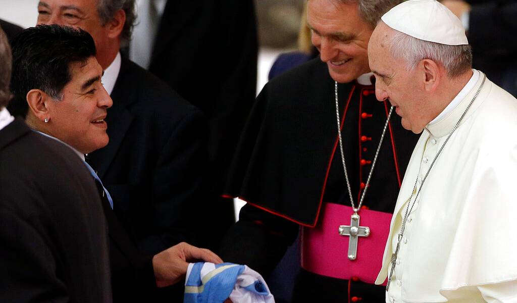 Papa Francisco reza por Maradona