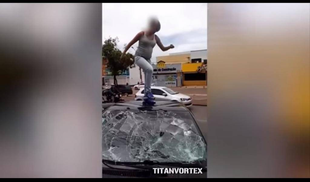 Una mujer embarazada destruye el auto de su esposo tras descubrir infidelidad