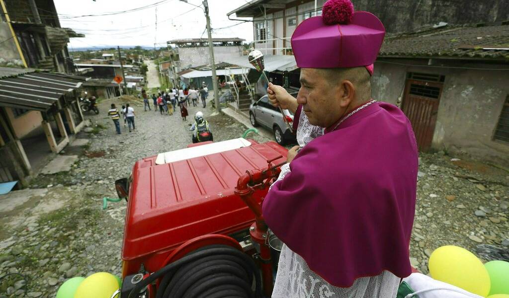 Obispo combate violencia con agua bendita en Colombia
