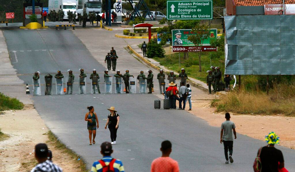 Militares venezolanos dispersan con gases lacrimógenos a manifestantes en puente fronterizo con Colombia