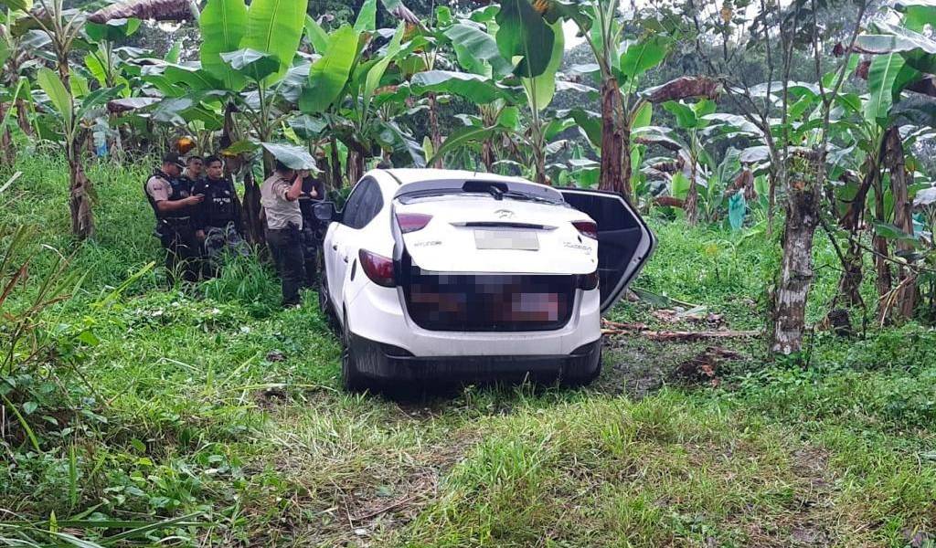 La Policía halla tres cuerpos en el maletero de un auto en El Carmen, Manabí