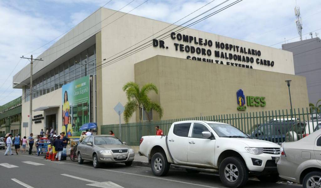 Unos 100 trabajadores serían despedidos del hospital del IESS en Guayaquil