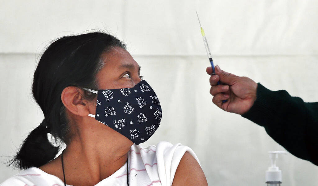 Las dudas con AstraZeneca siembran miedo por la vacunación: ¿Cuántas dosis compró Ecuador?