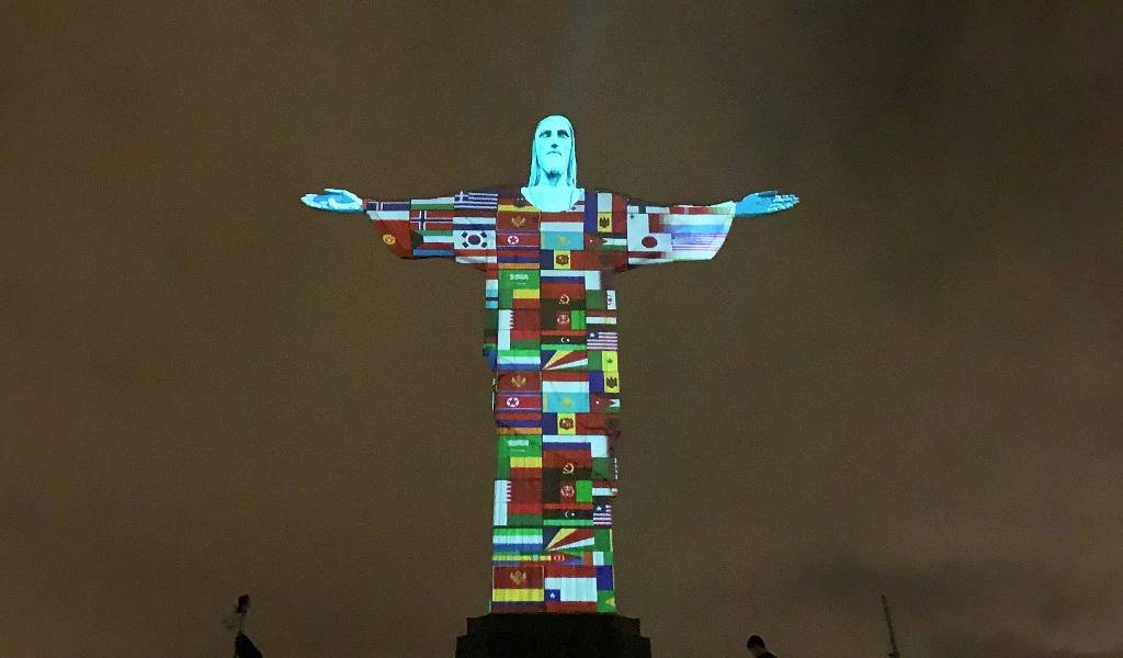 Proyectan en el Cristo Redentor banderas de países con casos de coronavirus