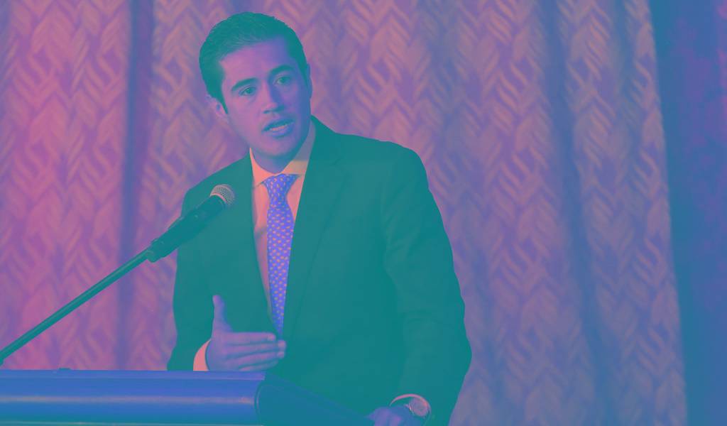 Ministro de Economía dice que busca reducir pagos atrasados