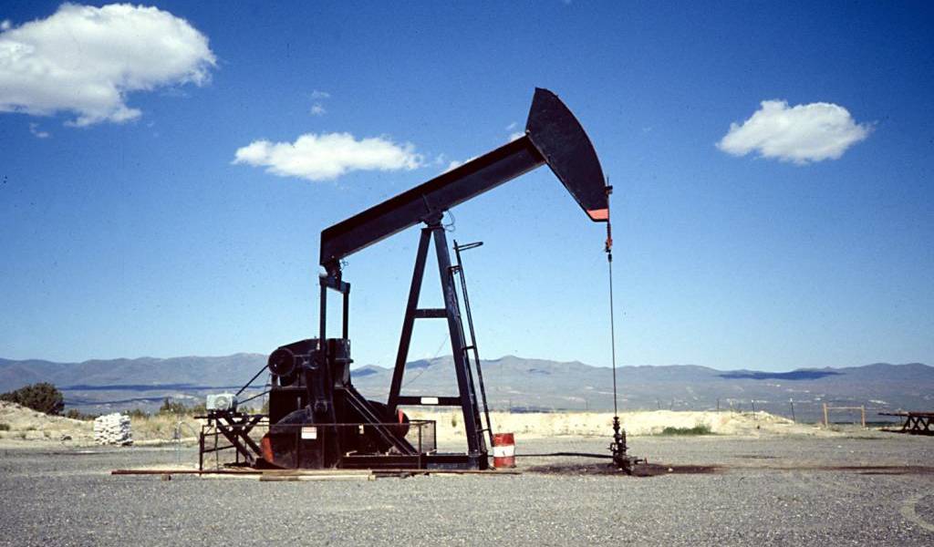 Petróleo termina con pequeña alza en Nueva York, a 57,68 dólares por barril
