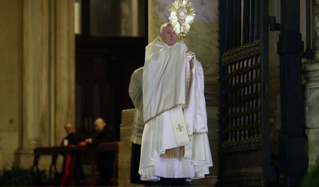 El papa bendice al mundo en soledad por el coronavirus