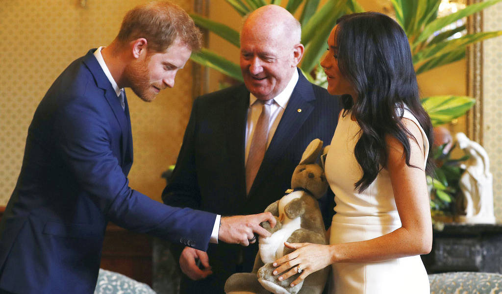 Harry y Meghan reciben regalos para el bebé en Australia