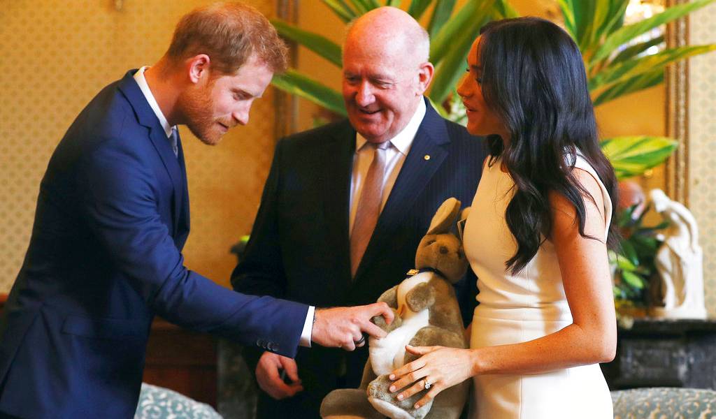 Harry y Meghan reciben regalos para el bebé en Australia