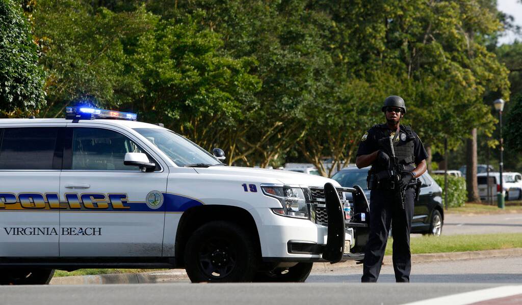 Hombre mata a tiros a 12 personas en EEUU